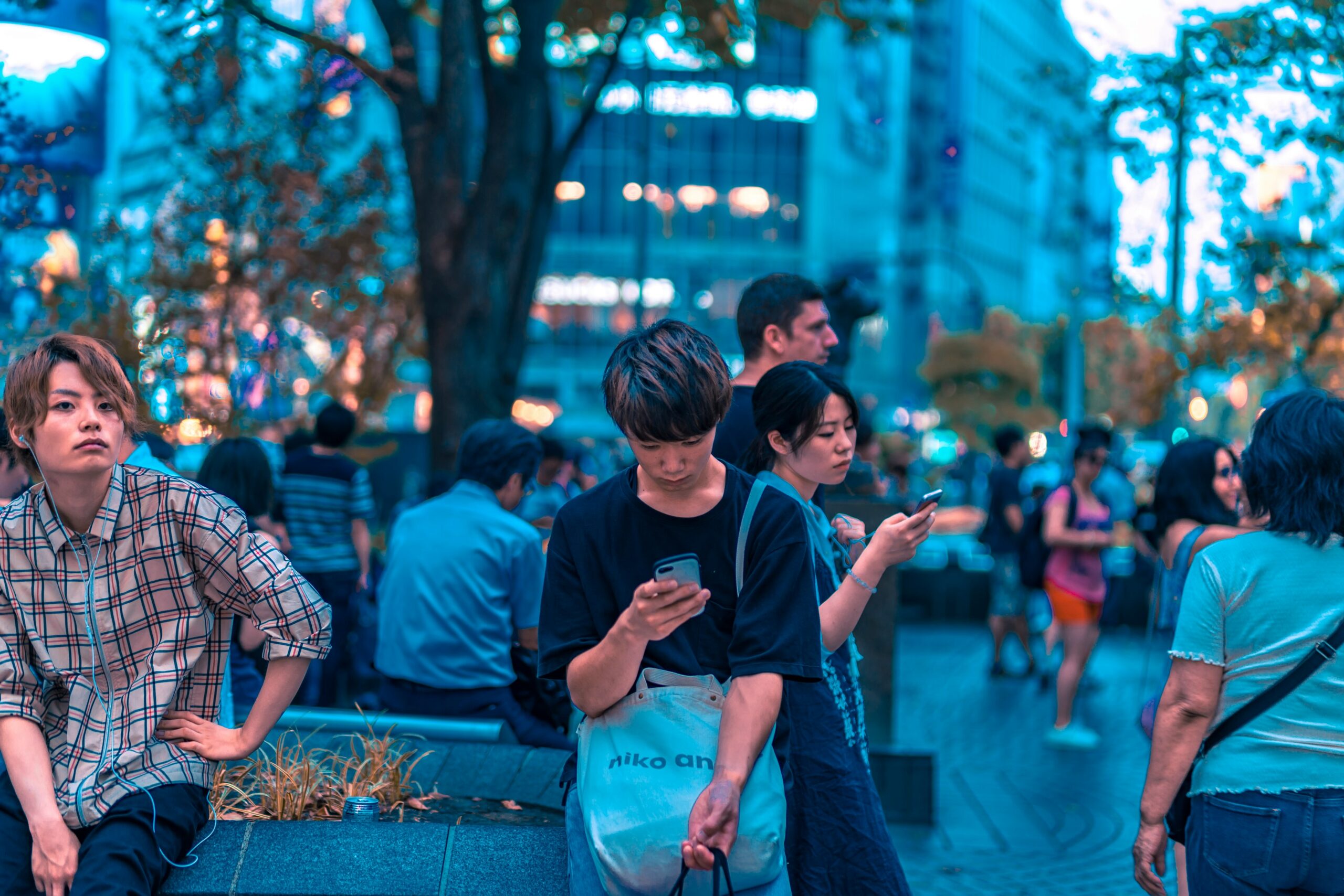 スマホを見る人々